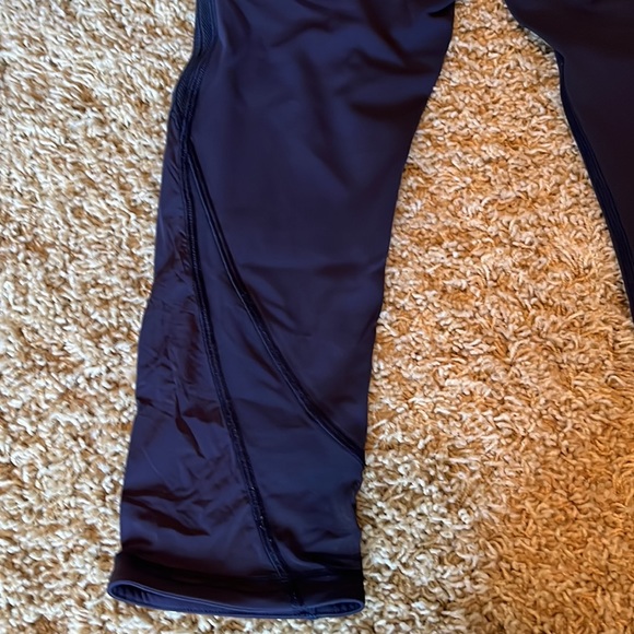 Lululemon Navy Capri legging. Size 2 - Picture 3 of 5